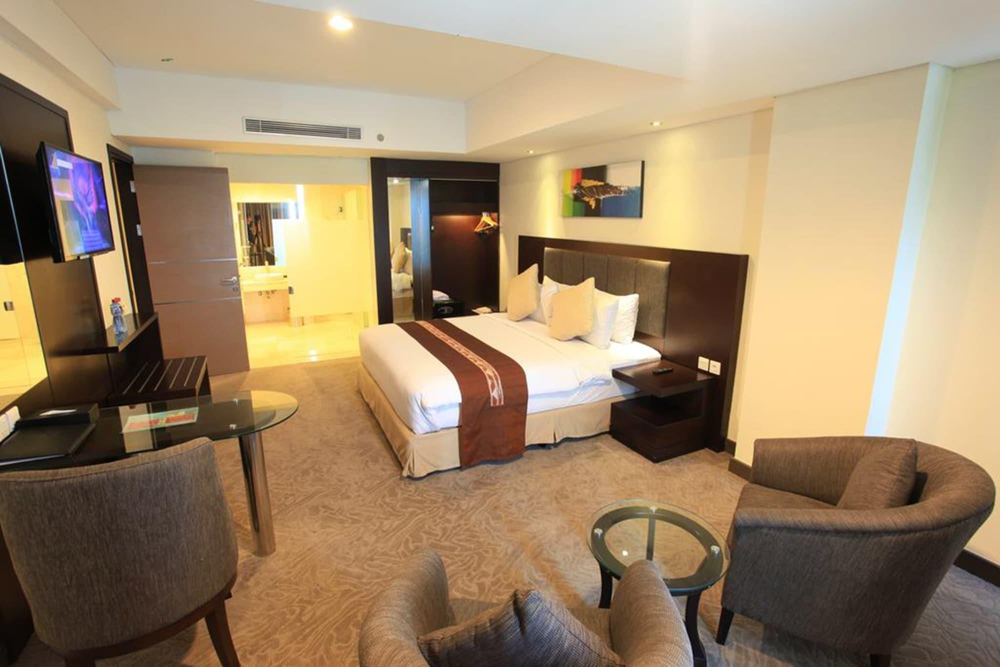 Claro Hotel Kendari Bagian luar foto