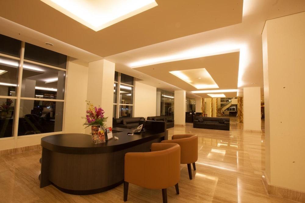 Claro Hotel Kendari Bagian luar foto