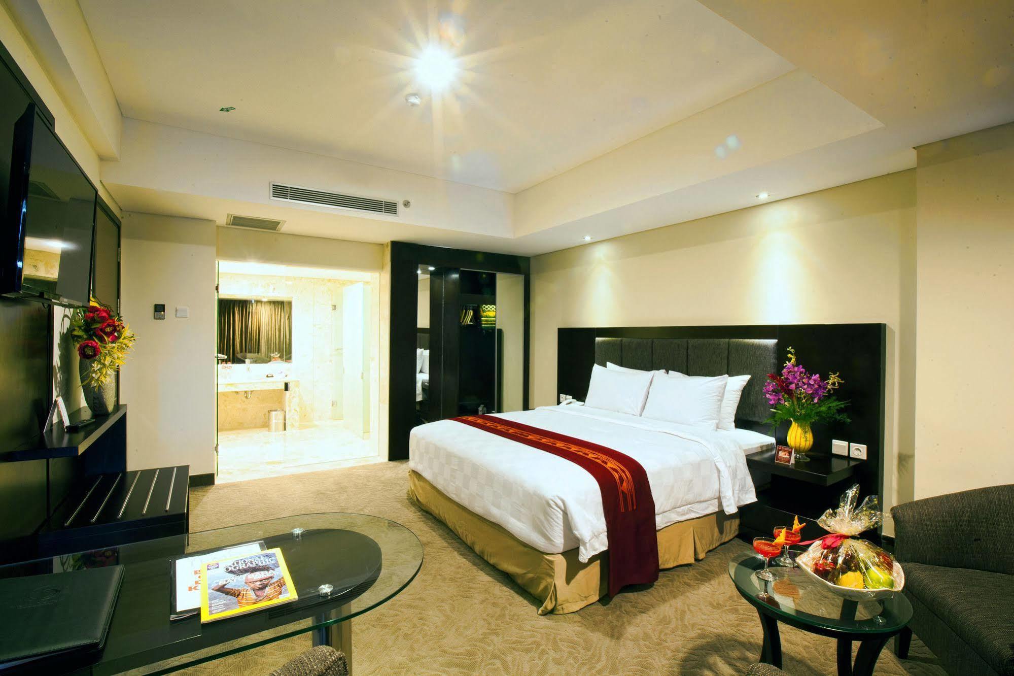 Claro Hotel Kendari Bagian luar foto